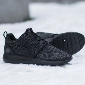 NIKE Roshe One DMB “Triple Black” Women’s Sneakers Size 8 – Rare Edition